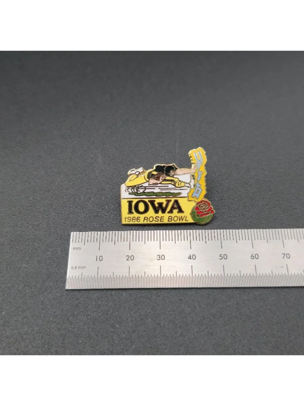 Iowa Hawkeyes 1986 Rose Bowl Vintage Enamel Lapel Pin A8069